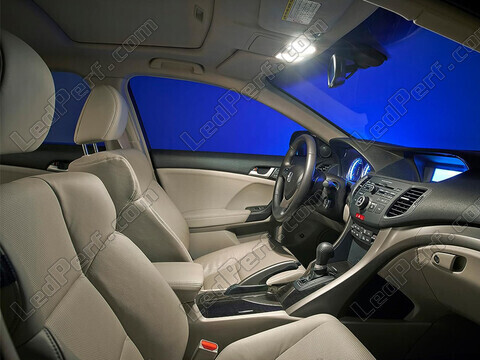 Innenraum eines Autos mit zugelassenen LED-Lampen Philips W5W PRO6000 6000K
