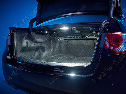 Kofferraum eines Autos mit zugelassenen LED-Lampen Philips W5W PRO6000