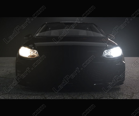 Scheinwerfer für Autos, Vergleich vor und nach dem Einbau des Osram-LEDs H4 XTR.