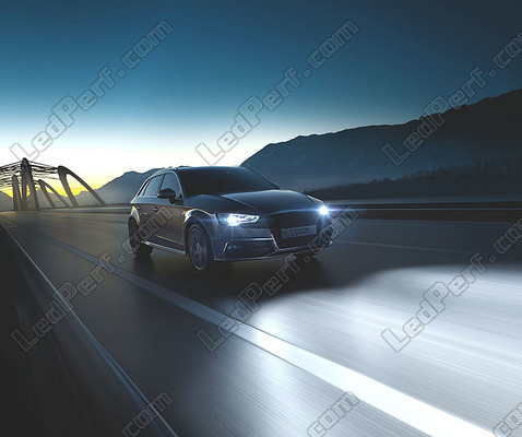 Auto mit H1 Osram Cool Blue Intense NEXT GEN Scheinwerferlampen, Abblendlicht LED-Effektlicht.