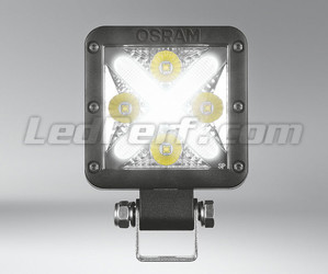 Beleuchtung des Tagfahrlichter LED-Arbeitsscheinwerfers Osram LEDriving® LIGHTBAR MX85-WD.